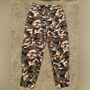 Women’s Size 30/Large Camouflage Sleek Cargo Pants